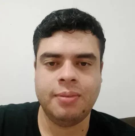 Homem branco com um leve sorriso olhando para frente