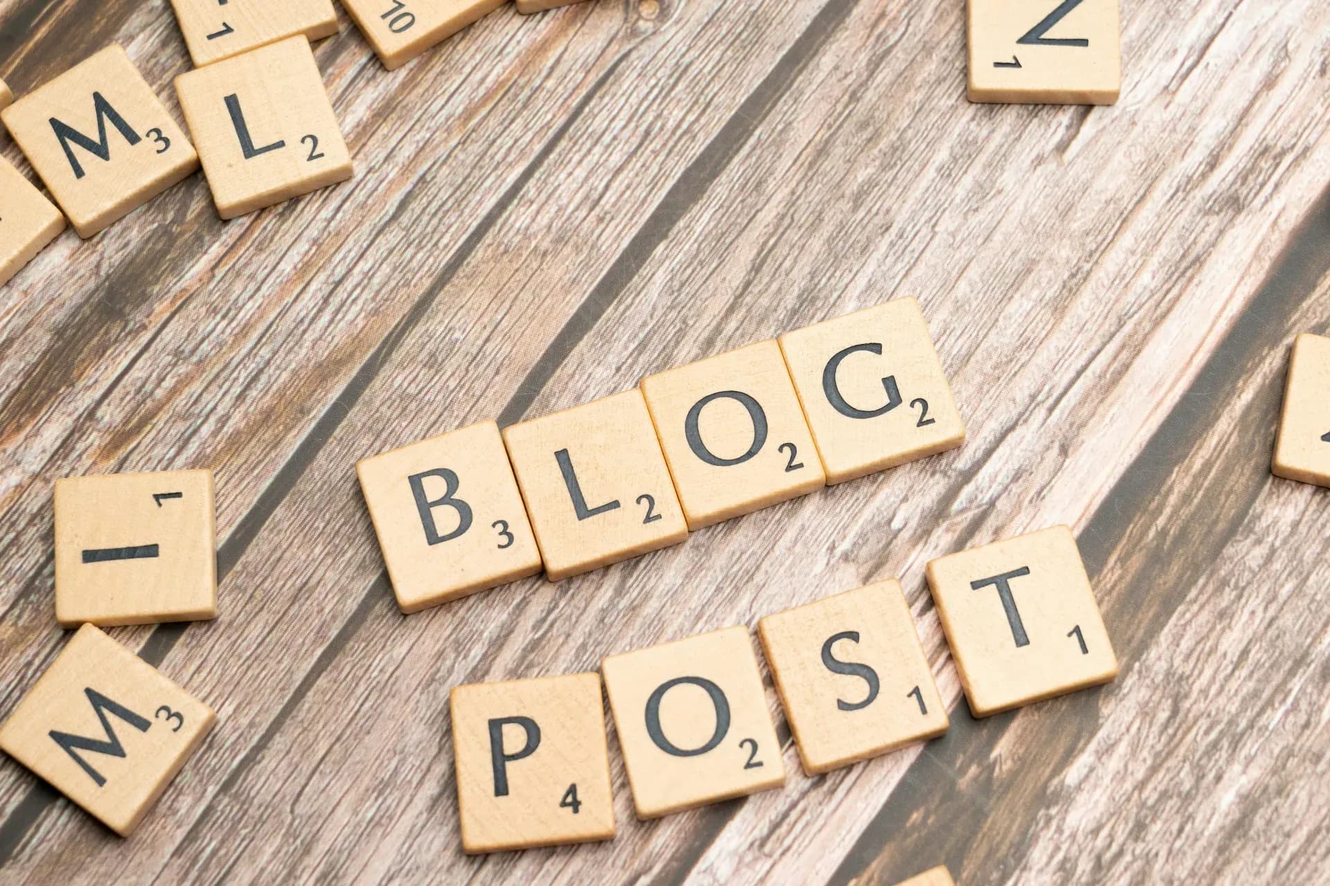 Blocos de letras formando "blog post"