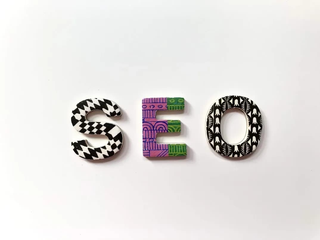 Letras com desenhos abstratos formando a sigla "SEO"