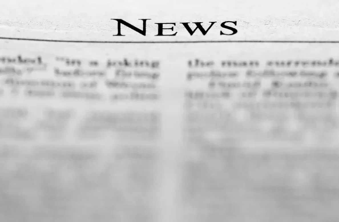 Jornal impresso com título "News" em destaque
